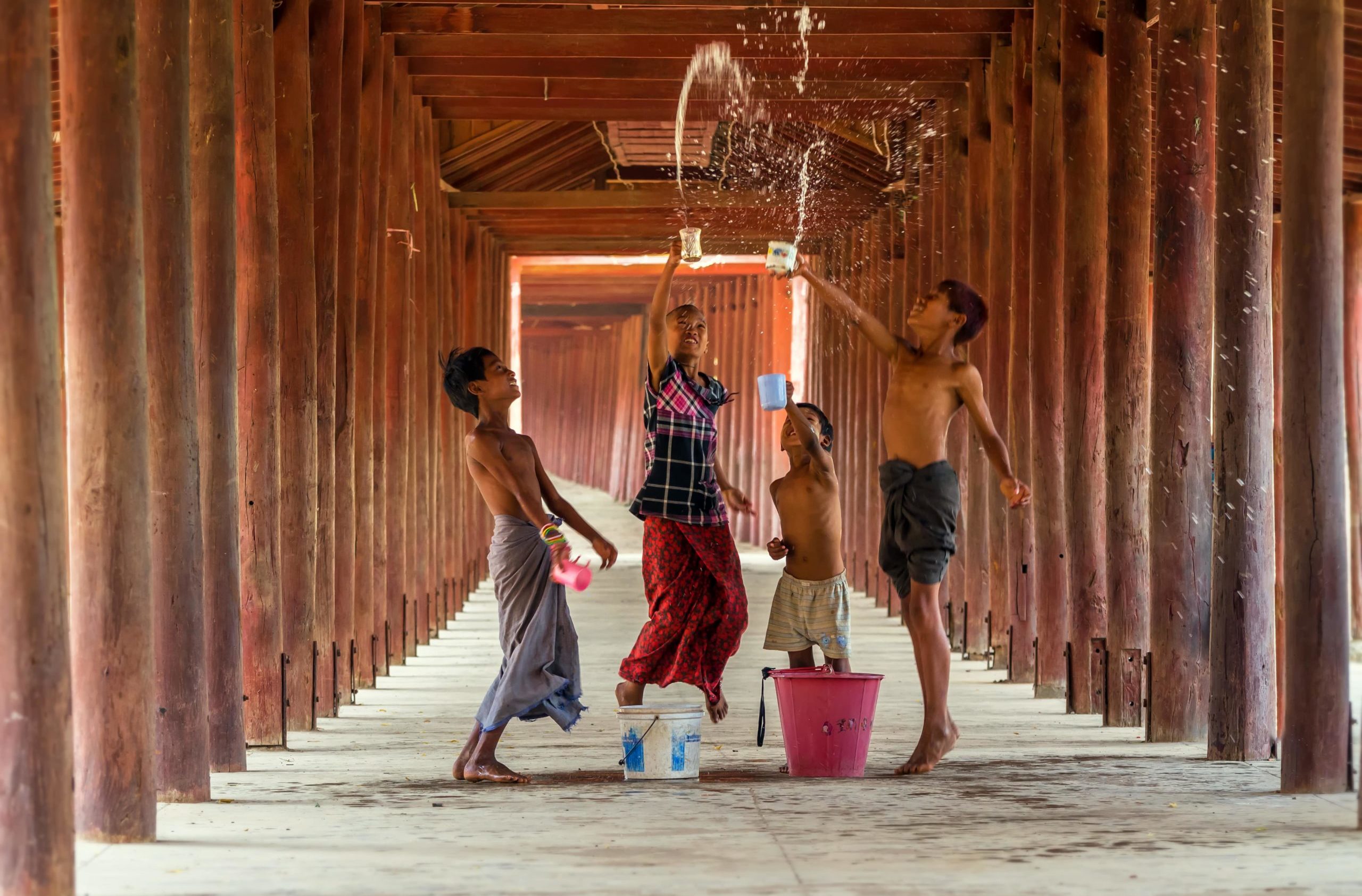 burmese-children-playing-the-water-with-songkran-f-8PGVDS4-min