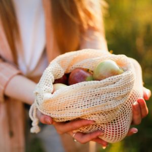 fresh-garden-apples-in-a-bag-in-the-hands-of-a-wom-N7XDAXG-min